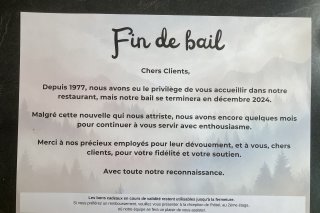 A l'hôtel du Rhône, les gérants informent la clientèle de la fin de leur bail sur leurs sets de table.